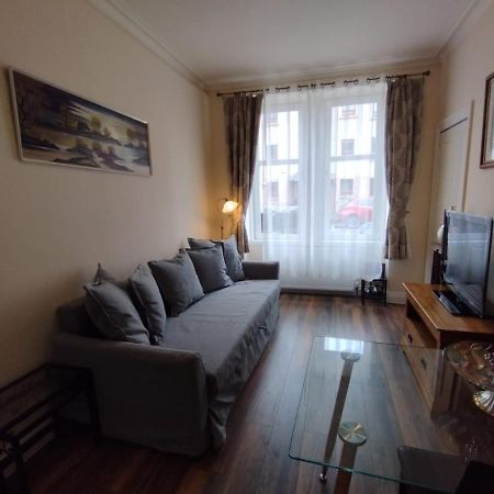 2 Bedrooms Flat Central Edinburgh, Sleeps 6, In The Shadow Of Holyrood Park And Arthur'S Seat With Free Parking, Two Bed Rooms Eksteriør bilde