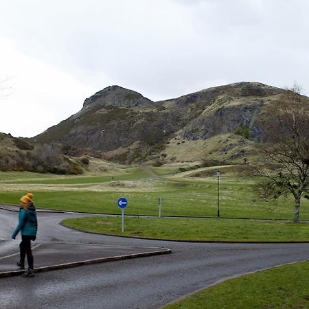 2 Bedrooms Flat Central Edinburgh, Sleeps 6, In The Shadow Of Holyrood Park And Arthur'S Seat With Free Parking, Two Bed Rooms Eksteriør bilde