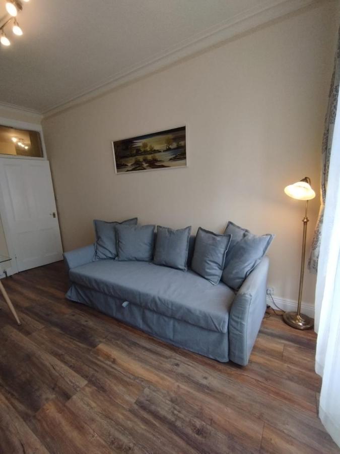 2 Bedrooms Flat Central Edinburgh, Sleeps 6, In The Shadow Of Holyrood Park And Arthur'S Seat With Free Parking, Two Bed Rooms Eksteriør bilde