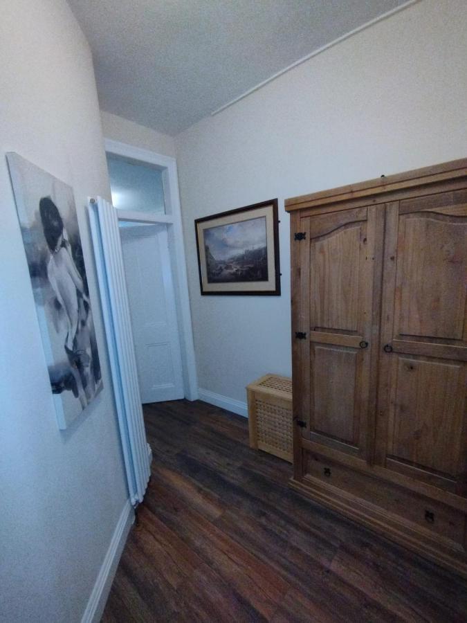 2 Bedrooms Flat Central Edinburgh, Sleeps 6, In The Shadow Of Holyrood Park And Arthur'S Seat With Free Parking, Two Bed Rooms Eksteriør bilde