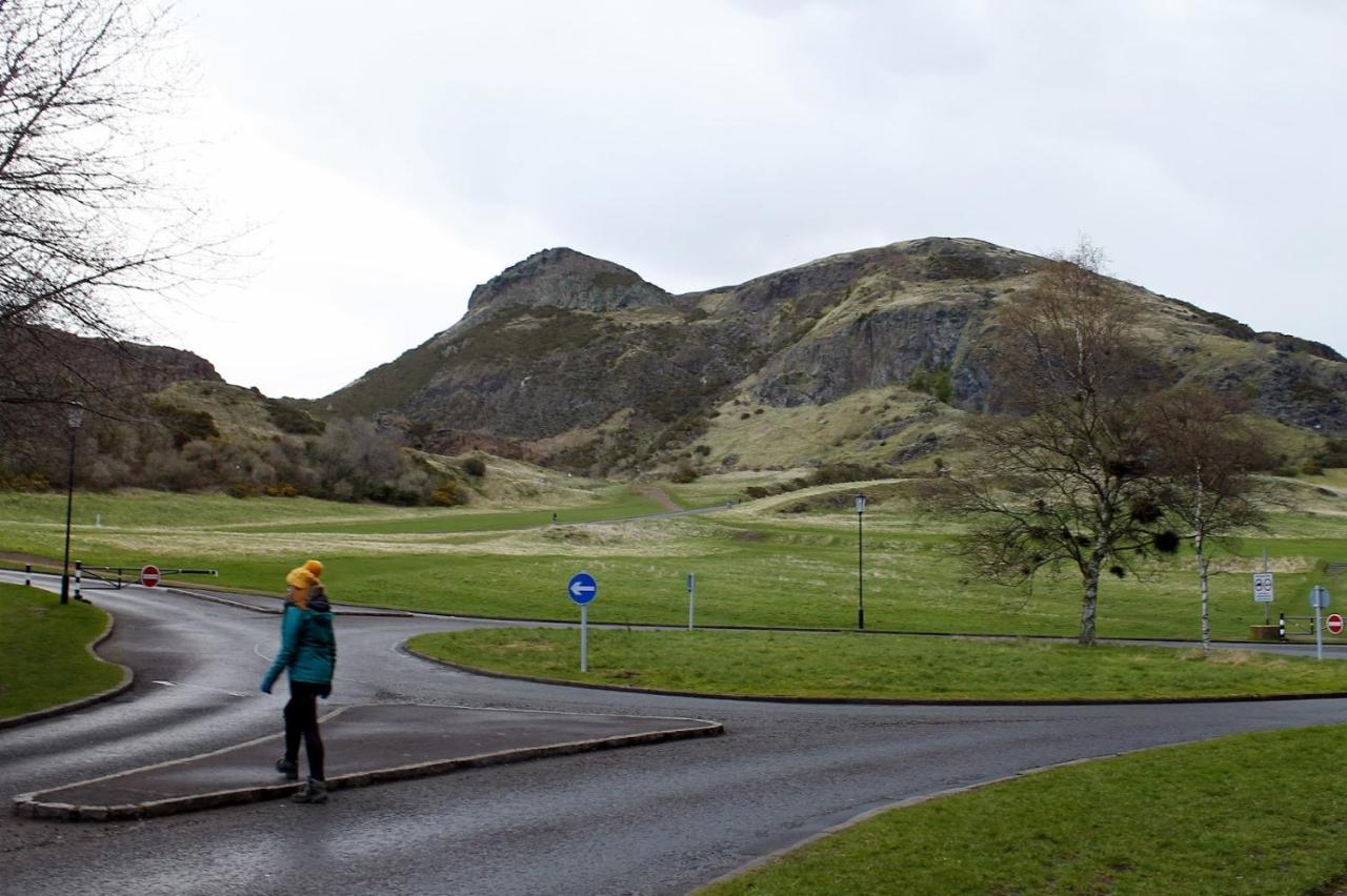 2 Bedrooms Flat Central Edinburgh, Sleeps 6, In The Shadow Of Holyrood Park And Arthur'S Seat With Free Parking, Two Bed Rooms Eksteriør bilde